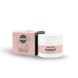 Una crema viso vellutata, dalla texture morbida e sensoriale, formulata con ingredienti naturali e arricchita con l’estratto di Dianthus Barbatus, il prezioso garofano del poeta. Pensata per coccolare ogni tipo di pelle, questa crema idrata, lenisce e protegge, contrastando i segni del tempo e le discromie. È il trattamento ideale per chi desidera una pelle nutrita, compatta e luminosa, con la delicatezza di un gesto d’amore quotidiano. 50 ml