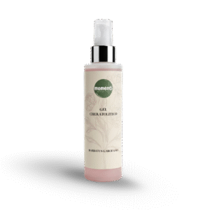 Un trattamento esfoliante delicato ma efficace, pensato per rinnovare e purificare la pelle del viso. Il Gel Cheratolitico Momenti, arricchito con estratto di garofano e acido salicilico, aiuta a rimuovere le cellule morte e prepara la pelle a ricevere i trattamenti successivi. La sua formula vegetale lascia la pelle liscia, luminosa e detersa in profondità, senza alterare il naturale equilibrio cutaneo. 150 ml