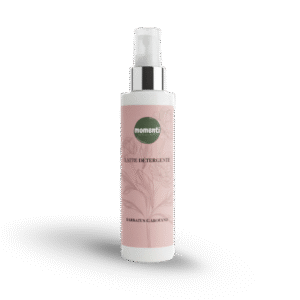 Un latte detergente delicato e cremoso, arricchito con estratti di garofano Barbatus, olio di mandorle dolci, ananas ed equiseto. Ideale anche per le pelli più sensibili, deterge a fondo senza aggredire, lasciando la pelle fresca, luminosa, elastica e perfettamente detersa. Una coccola quotidiana, mattina e sera, per riscoprire la bellezza naturale del tuo viso.