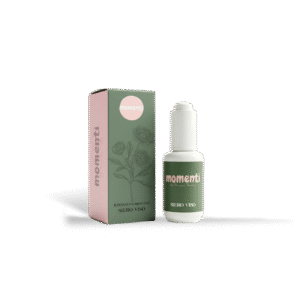 Un siero viso ad effetto tensore e filler che unisce la potenza della natura all’innovazione cosmetica. La sua formula, arricchita con estratto naturale di Dianthus Barbatus (garofano del poeta) e acido ialuronico, dona alla pelle idratazione, compattezza e luminosità. Un gesto quotidiano di bellezza per chi desidera prendersi cura del viso con delicatezza ed efficacia. 30 ml