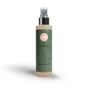 Una carezza fresca e leggera per la pelle. Il Tonico Viso Momenti, arricchito con estratto di Dianthus Barbatus (garofano del poeta), è il gesto quotidiano che completa la detersione con delicatezza. Riequilibra, lenisce e illumina la pelle sensibile, lasciandola morbida e radiosa. Una formula analcolica ispirata alla natura, pensata per accompagnarti ogni giorno nella tua skincare con dolcezza. 150 ml