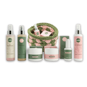 Tutti i prodotti della linea Momenti, in un’unica elegante box. Un rituale completo di skincare ispirato alla delicatezza e alla forza del garofano. Dalla detersione alla cura più profonda, ogni prodotto è pensato per coccolare la pelle e regalarti un momento solo tuo.