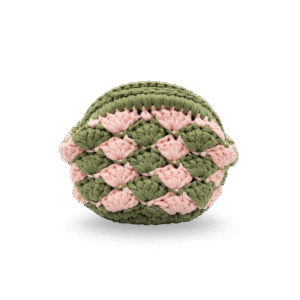 Un pezzo unico, fatto a mano all’uncinetto da Cinzia Iride, fondatrice di Momenti. Ogni pochette nasce da ore di lavoro paziente e creativo, ed è realizzata con amore e cura per i dettagli. Ideale per contenere i tuoi prodotti skincare o da portare sempre con te.