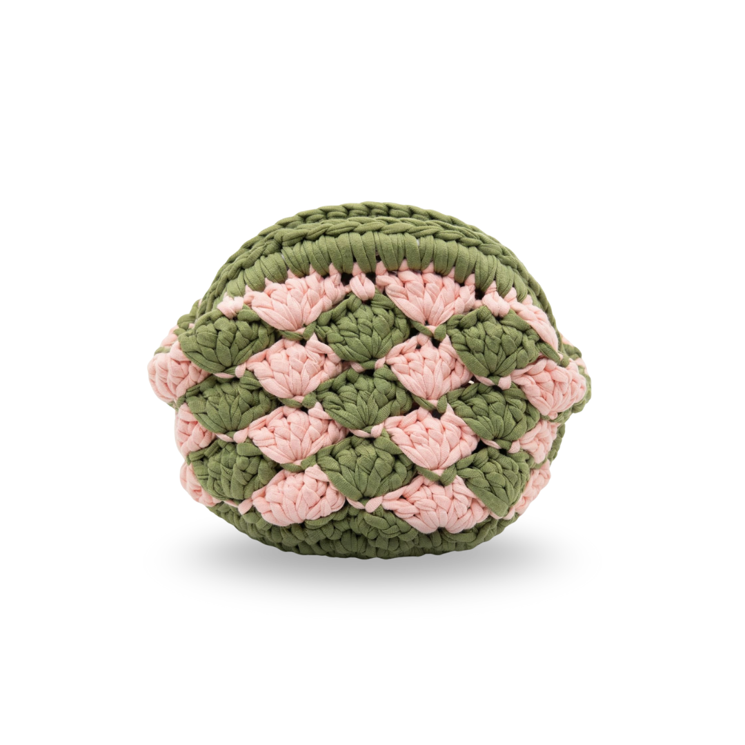 Un pezzo unico, fatto a mano all’uncinetto da Cinzia Iride, fondatrice di Momenti. Ogni pochette nasce da ore di lavoro paziente e creativo, ed è realizzata con amore e cura per i dettagli. Ideale per contenere i tuoi prodotti skincare o da portare sempre con te.