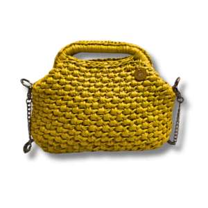 Bag Momenti Sole di Mezzogiorno realizzata a mano da Cinzia Iride in fettuccia effetto pelle color senape con lavorazione intrecciata e catenella removibile.